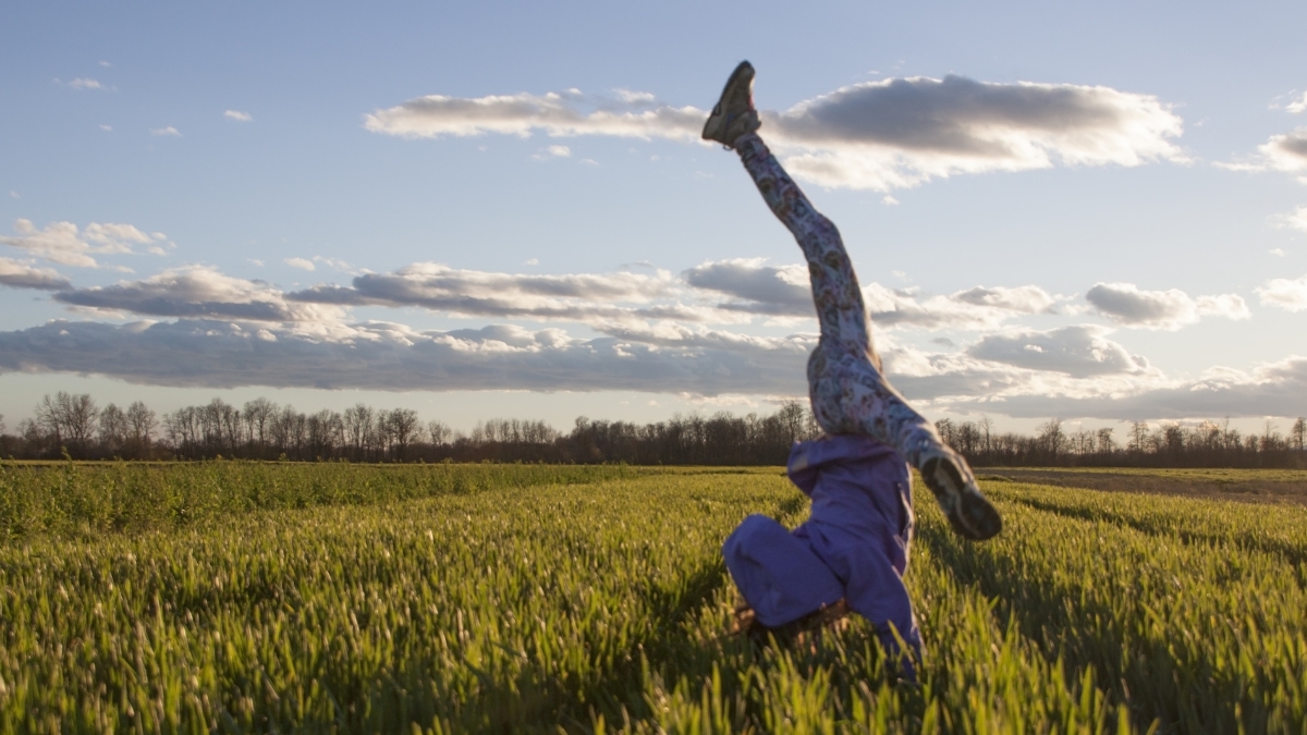 Illustration d'un corps humain entouré de plantes médicinales symbolisant la force vitale et l'auto-guérison