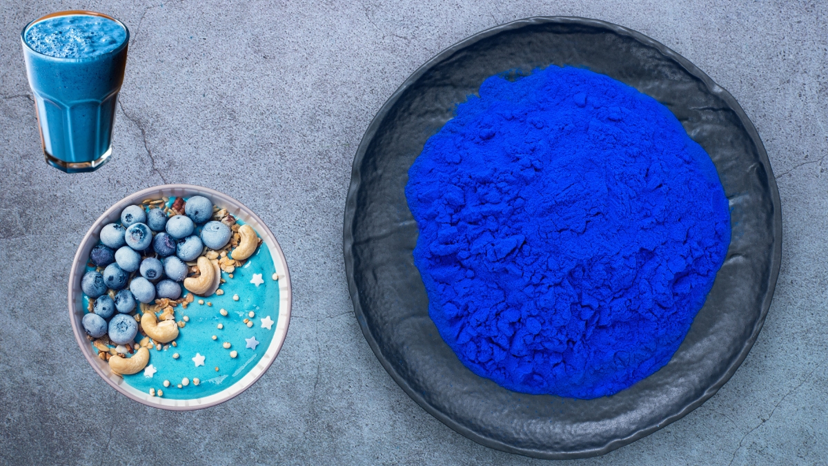 Spiruline bleue en poudre et phycocyanine dans un bol en céramique
